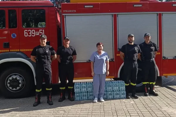 Strażacy OSP Wągrowiec dostarczyli wodę pitną do hospicjum