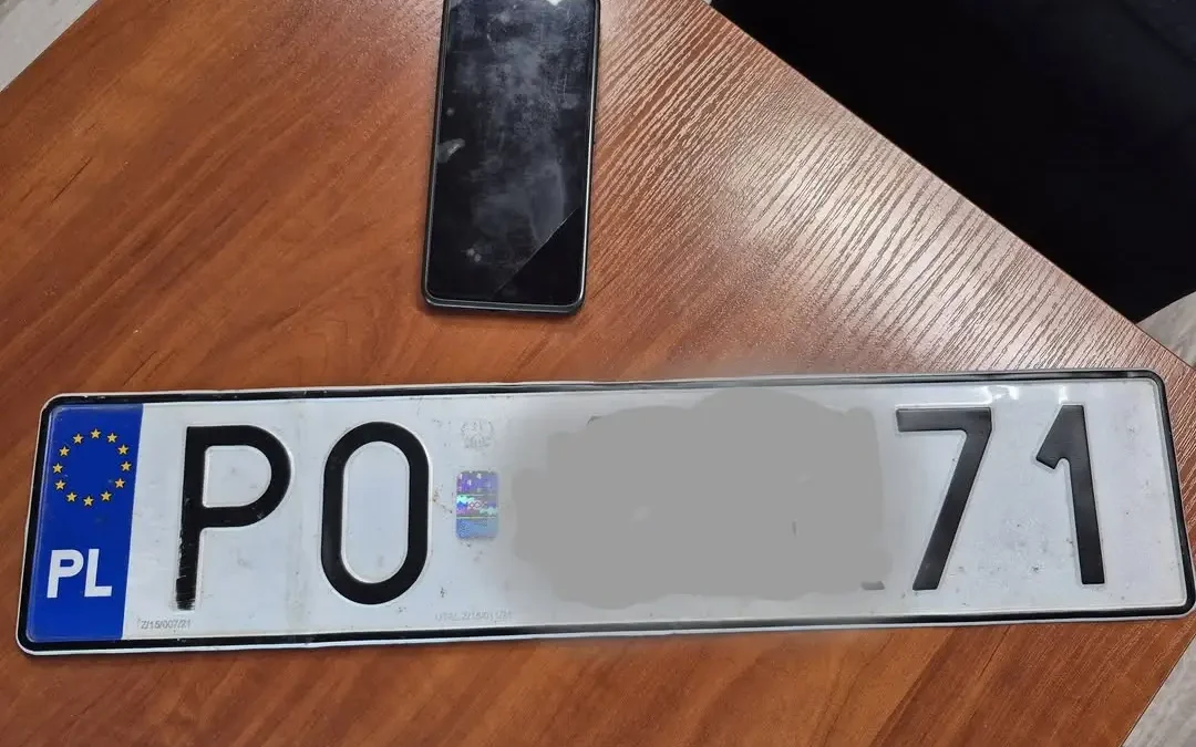 Znaleziono telefon i tablicę rejestracyjną w Laskownicy – właściciel poszukiwany