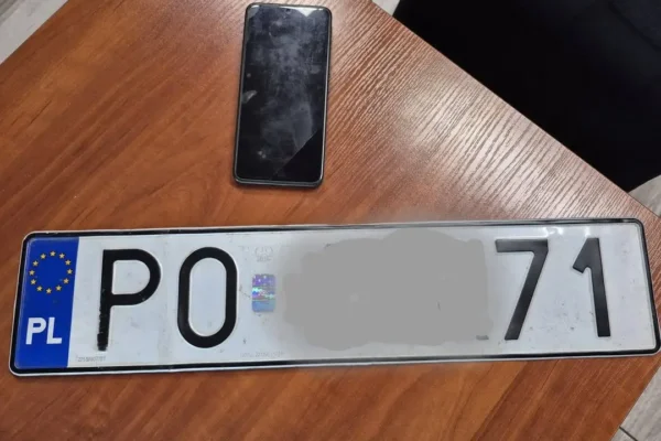 Znaleziono telefon i tablicę rejestracyjną w Laskownicy – właściciel poszukiwany