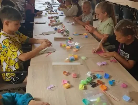 Kreatywne warsztaty z piankoliny w Damasławku – dzieci tworzyły lody