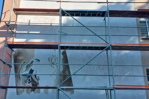 Mural historyczny na szkole w Gołańczy – artyści z Wow Wall Studio w akcji