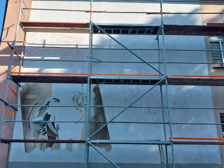Mural historyczny na szkole w Gołańczy – artyści z Wow Wall Studio w akcji