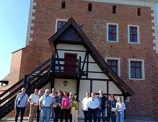Międzynarodowa delegacja zwiedza Zamek Pałuków w Gołańczy podczas Imienin Miasta Wągrowca