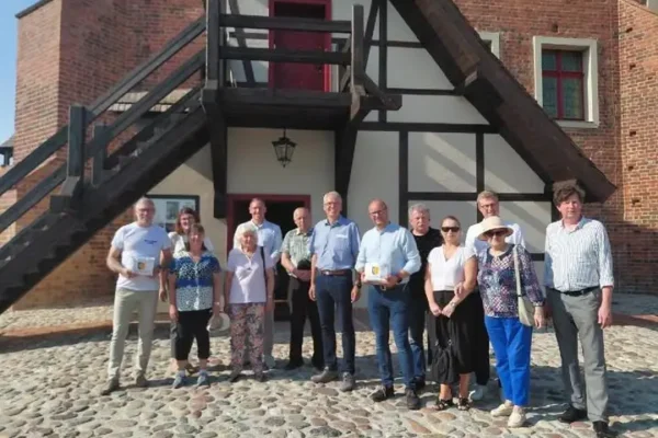 Niemiecka delegacja z wizytą na odrestaurowanym Zamku Pałuków w Gołańczy