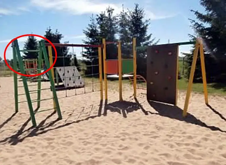 Gniazdo os na placu zabaw w Gołańczy – OSP interweniuje