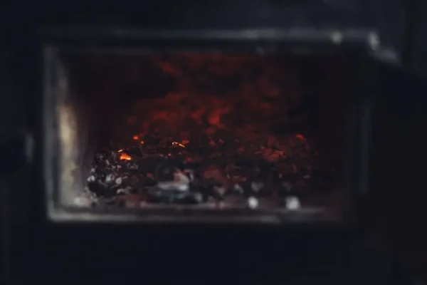 Gorący popiół w pojemniku na odpady to poważne zagrożenie – apelują służby